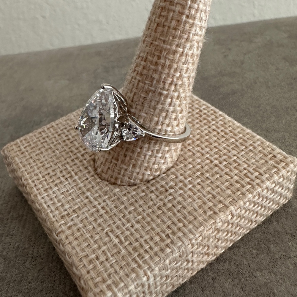 Cubic Zirconia pear shaped silver ring size 7 - Picture 4 of 11
